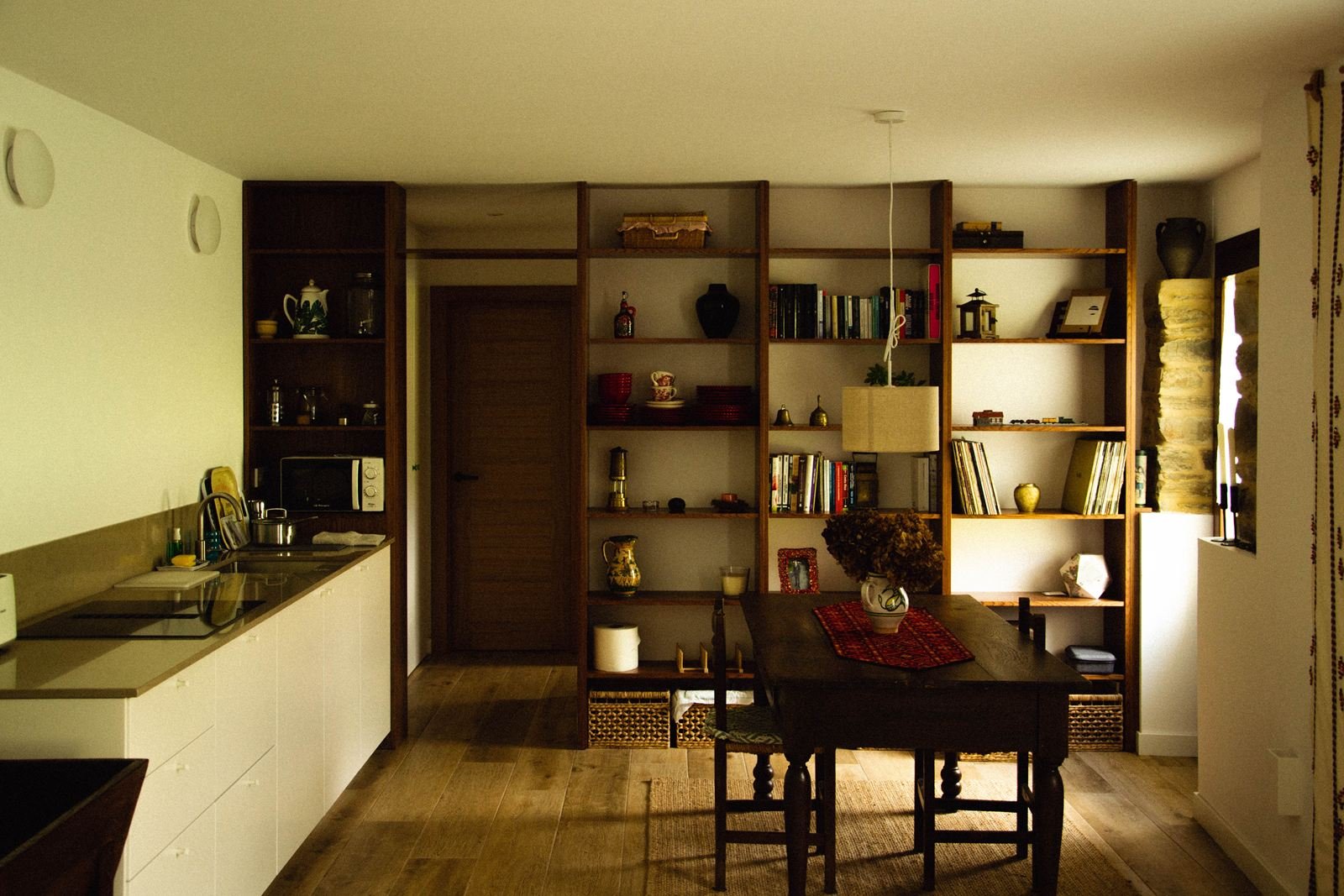 Reforma en San Cosme: cocina y comedor con estantería de madera a medida